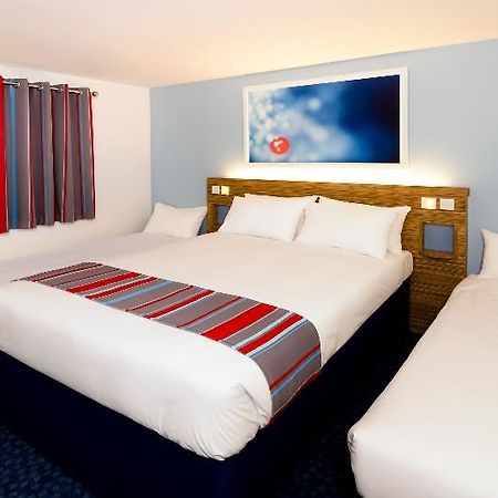 Travelodge London Twickenham Экстерьер фото