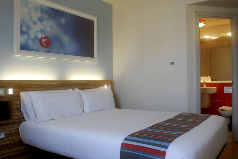 Travelodge London Twickenham Экстерьер фото