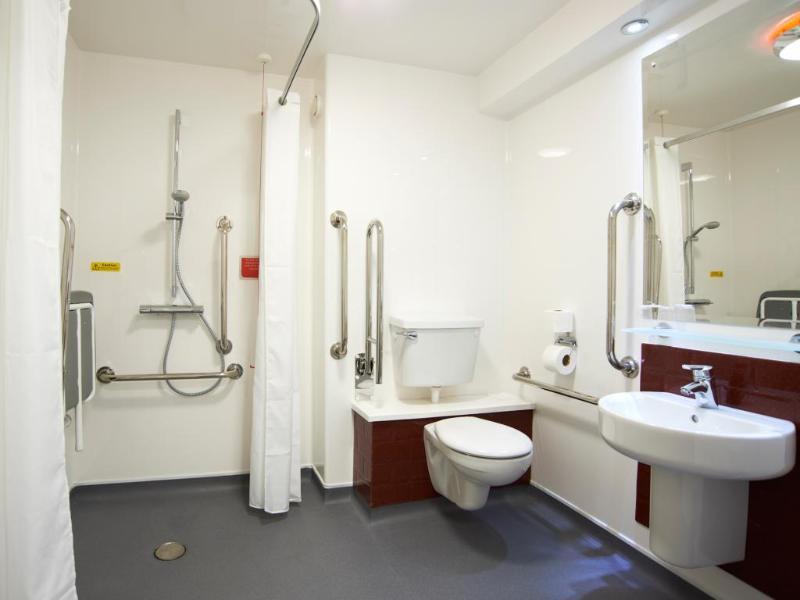 Travelodge London Twickenham Экстерьер фото