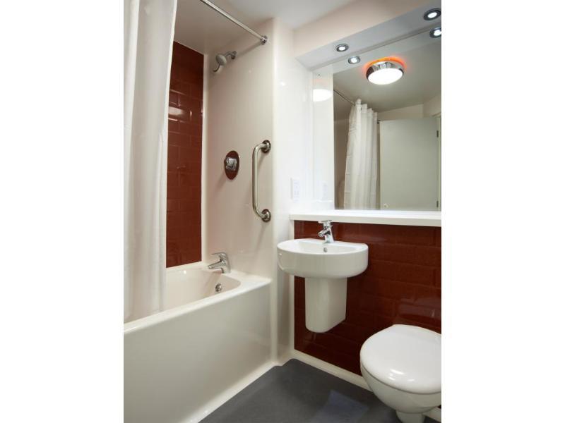 Travelodge London Twickenham Экстерьер фото