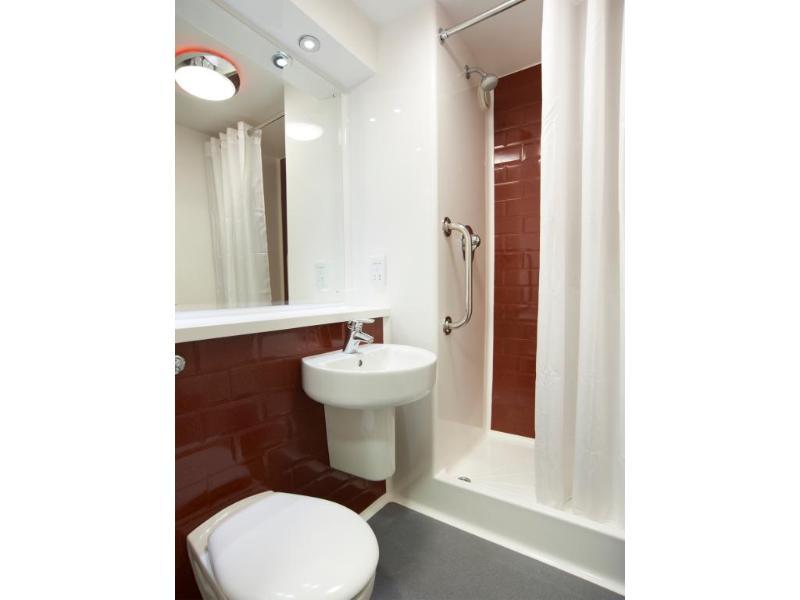 Travelodge London Twickenham Экстерьер фото