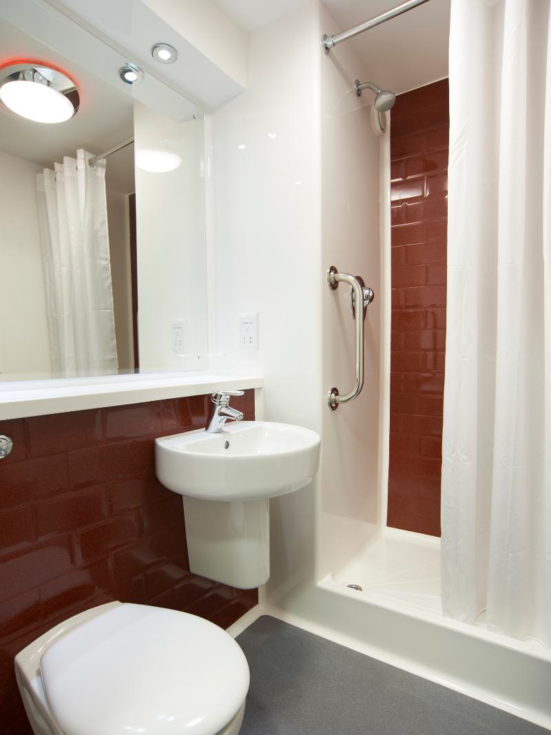 Travelodge London Twickenham Экстерьер фото